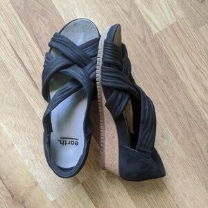 Earth Ficus Gemini strappy black wedge sandals size 7.5
